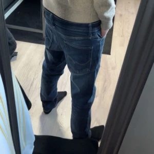 Jack & jones jeans - Fina jeans i gott skick (jeansen har en fläck baktill), modellen är 178 och väger 55kg. För mer info eller bilder är det bara att skriva🙌