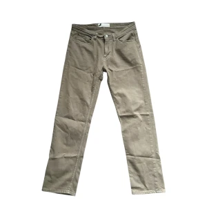 Beige raka byxor - Snygga beige jeansbyxor med klassisk femficksdesign och raka ben. Byxorna har normal passform och är tillverkade i ett mjukt bomullsmaterial. Perfekta för en avslappnad och stilren look.