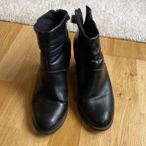 Ankelboots  - Dem är i bra skick , se bilder på framsidan syns inte mycket  varma passar perfekt till den här årstiden 
