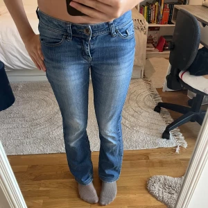 Blå bootcut jeans från esprit - Snygga blå jeans från Esprit med bootcut passform och lågmidja.🩷