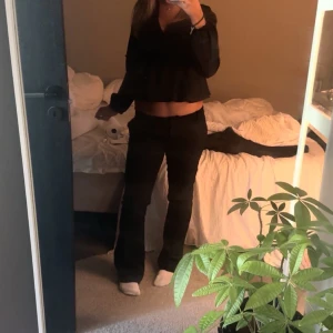 Svarta kostymbyxor - Jätte snygg svarta kostymbyxor från Bikbok i modellen vera!🥰 Passar bra på mig i längden som är 168! 🩷