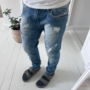 Diesel jeans sjukt snygga  - snygga diesel jeans, W34. Måtten är A: 42 cm B: 104 cm. Inga större defekter och dom är riktigt snygga! Modellen är 180,75 kg 