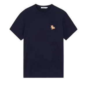 Maison kitsune t shirt - Navy blå t shirt från det franska märket maison kitsune ! Nypris på denna är 900kr storleken är small men sitter som M på mig ! Den är i bra skick!