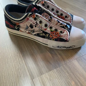 Ed hardy skor - Ascoola skor från ed hardy! Finns ej att köpa nya så de är svåra att få tag på! Aldrig använda av mig, köpta secondhand men ser ej använda ut på sulan🖤Säljer då dom tyvärr inte passade, storlek 40!         Skriv för fler bilder:)