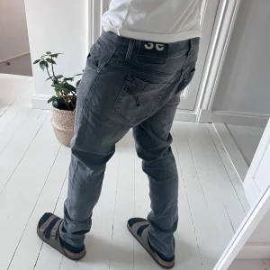 Dondup jeans George skinny fit  - Riktigt sköna jeans, modellen är 180,75 kg och dom passar perfek. Så storleken stämmer verkligen inte och måtten är A: 43 cm B: 102 cm. 