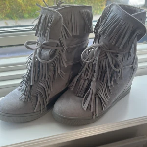 Isabel marant liknande skor - Skor med lite klack, bra kvalitet och fransar med snören. Köpta för 500kr 🙌💕 passar storlek 38 och 39. Har använt skorna en endaste gång tidigare. Skorna är lite av en Stockholmsstils vibe med mocka material ungefär. 🩷🩷