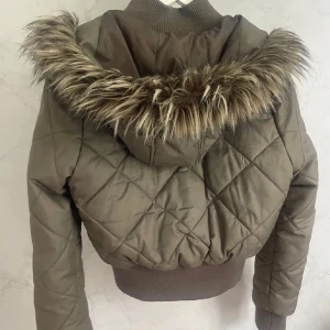 Khaki färgad pälsjacka - Jacka med päls runt luvan, 