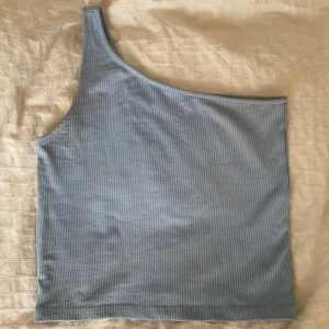 Blå topp - Blå topp från Ginatricot. På bilden så ser det ut som att det är en fläck på toppen, men det är det inte