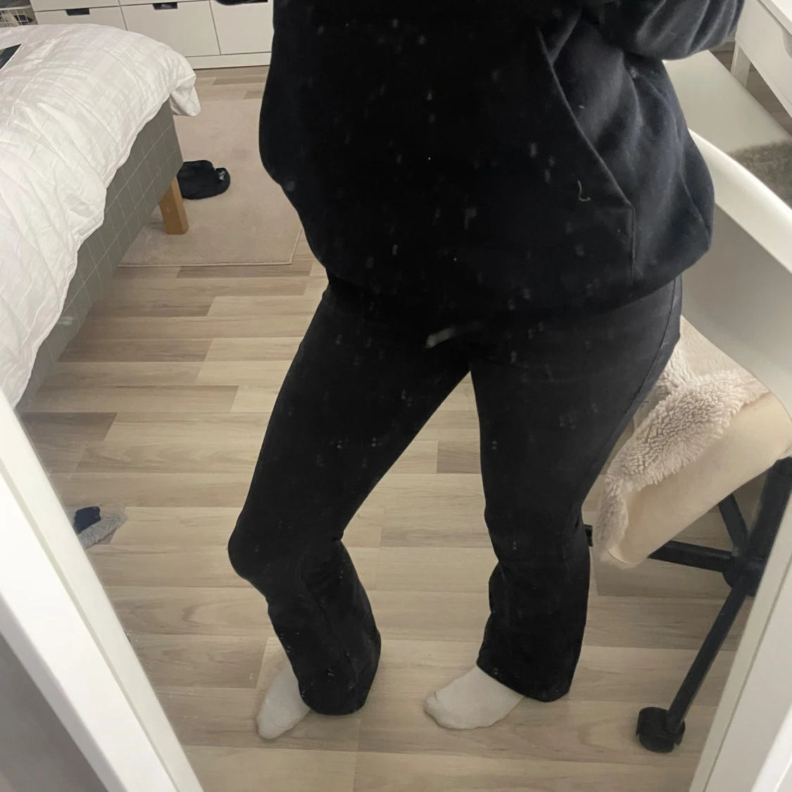 Svarta bootcut jeans från H&M - 1