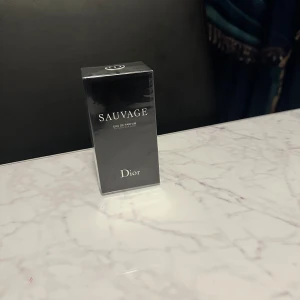 Dior Sauvage Eau de Parfum - Sauvage Eau de Parfum från Dior, levereras i förseglad originalförpackning. Flaskans glas och kartong är återvinningsbara. Perfekt för dig som vill ha en ikonisk och stilren doft i samlingen.