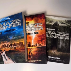 Maze Runner-trilogin: I dödens labyrint, I vansinnets öken, I dödens stad - Säljer tre Maze Runner-böcker av James Dashner: - Dödens labyrint (läst en gång) - Vansinnets öken (ny och oläst) - Dödens stad (ny och oläst)  Skriv om du vill ha fler bilder så fixar jag det, inga problem!  ISBN Nummer: Dödens labyrint: 9789155260576 I Vansinnets öken: 9789155260583 I dödens stad: 9789155261948