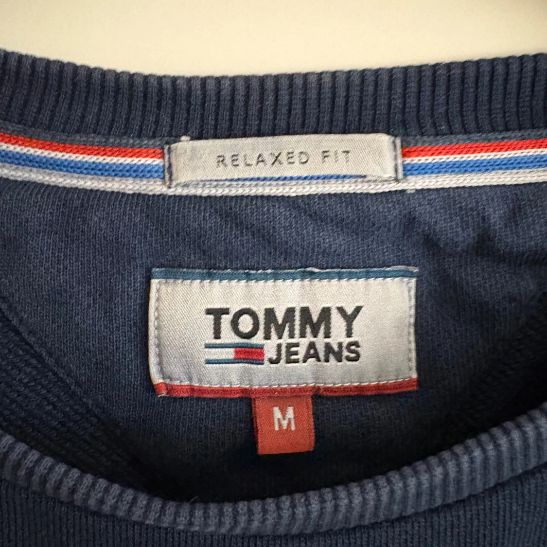 Mörkblå sweatshirt från Tommy Jeans - 2