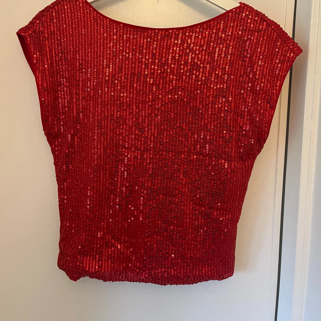 Röd paljett topp från Vero Moda❤️