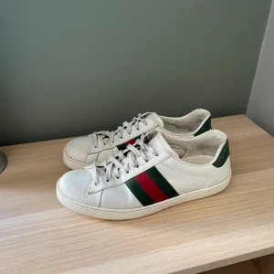 Gucci Ace skor - Säljer nu dessa tvärfeta och eftertraktade Gucci Ace skorna! 🙌 Storleken är 41 men skulle även kunna passa 42! 🤩| Nypris = 9000kr, Mitt pris = 1799! 🙌 De är i bra skick och med lite rengöring så kommer de nästan se nya ut! Hör av er vid minsta fråga eller fundering! 🤝