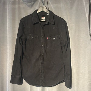 Levis Jeans overshirt - Säljer en snygg Levis overshirt i jeans-material pga att den har blivit för liten. Storlek S. Nypris 950 kr.