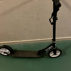 Story Kickbike - Snygg och robust kickbike från Story med stora hjul för smidig och bekväm åkning. Den passar bäst för barn som är 12 eller under. Den är i bra skick.