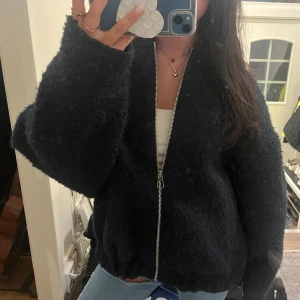 Marinblå  Bomberjacka ZARA - Intresskoll på denna Populära Zara jacka i Marinblå🌸 storlek XS-S. Köp den direkt eller swish. kommer ej ta emot bud🥰