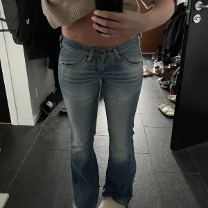 Blå jeans - Jag säljer mina supersnygga lee jeans som jag köpte av en tjej på plick men som tyvärr inte passade mig 💕