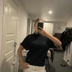 Mörkblå strukturerad topp från Zara - Säljer en mörkblå topp från Zara med korta ärmar och en strukturerad, nästan våfflad yta. Toppen har en rak passform och rund halsringning. Storlek S! Använd fåtal gånger