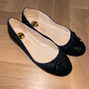 Svarta ballerinaskor från Buffalo - Jättefina ballerinaskor från Buffalo, de är marinblåa men ser ganska svarta ut. Använda ett par fåtal gånger
