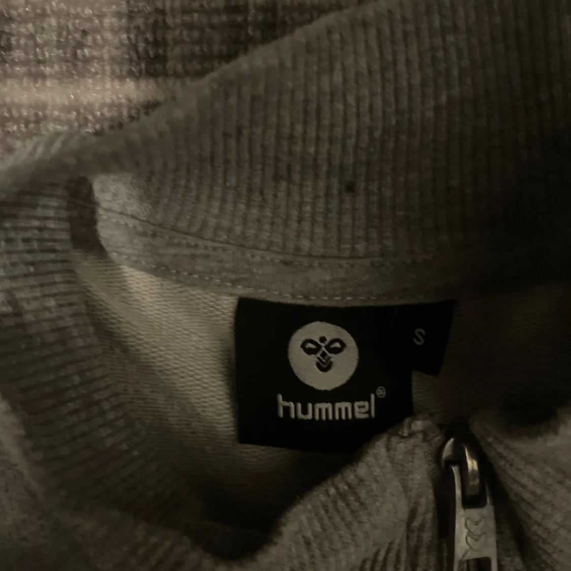 Grå ziptröja från Hummel S - 2