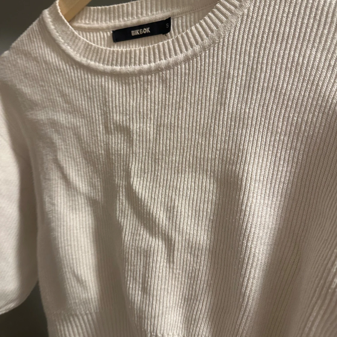 Vit ribbad topp från Bik Bok - 2