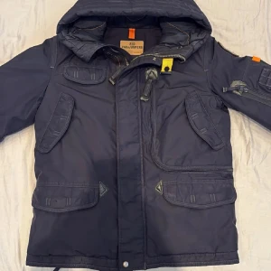 Parajumpers Jacka - Väldigt bra skick overall, den har små skador men de syns inte på avstånd. Nypris ca 7000kr