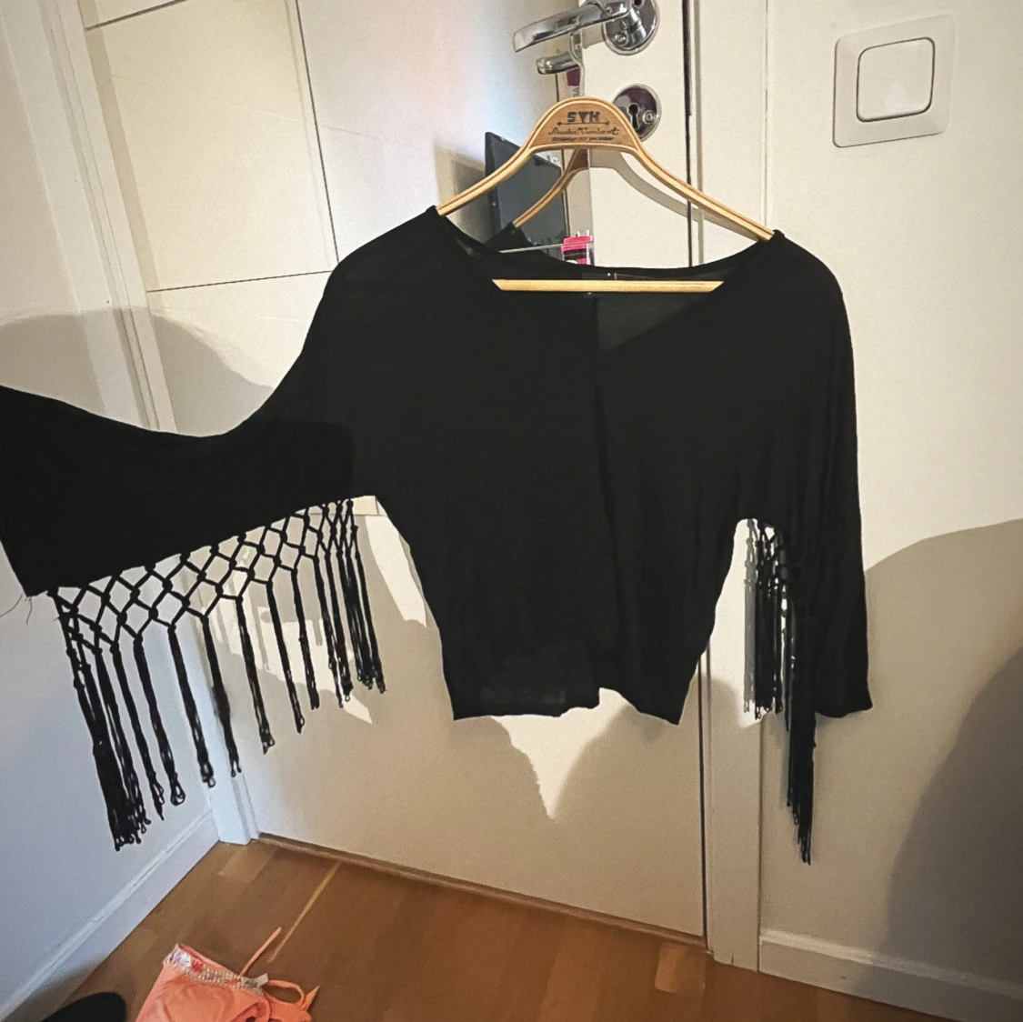 Svart topp med fransar 