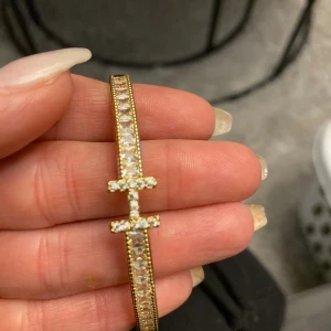 Snyggt armband  - Guldfärgat armband i Kirurgisk stål. Helt nytt. Oanvänd 