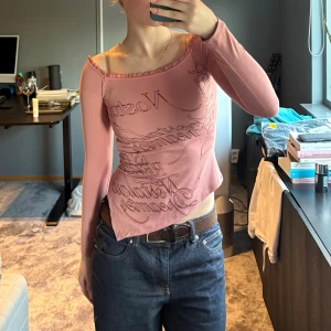 Topp från Bershka - Supersöt rosa topp med off-shoulder design💕aldrig använd, sitter mer som en xs än s