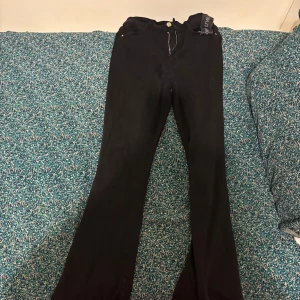 Jeans  - Är osäker vart dom är ifrån men de ett par jeans köpt i en butik i Göteborg jätte fina är lite för långa för mig som är 161. Dom är storlek 38/M.