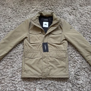 J Lindeberg field jacket - Säljer denna riktigt feta j Lindeberg field jacketen!⭐️Skick : NYSKICK🙌Storlek M passar också S!⭐️NYPRIS = 4000kr! Hör gärna av er om ni har funderingar!👍