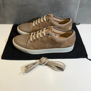 Lanvin  - Lanvins i size uk 7/42 passar 43, skick 9,5/10 som nya, dustbag samt nya snören medföljer vid köp, vid funderingar hör av er.
