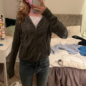 Soft goat zip up kashmir hoodie - Mysig grå zip-up jacka från Soft Goat i kashmir. Jackan har huva, långa ärmar och dragkedja framtill. Perfekt för dig som gillar en chill och stilren look. Passformen är normal och materialet är supermjukt.