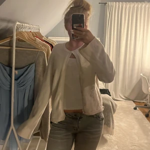 Beige kofta  - Biege stickad kofta med en knapp. Använd få gånger men spår av ”knotter” pga tvättning. Säljer för att jag inte använder så ofta!