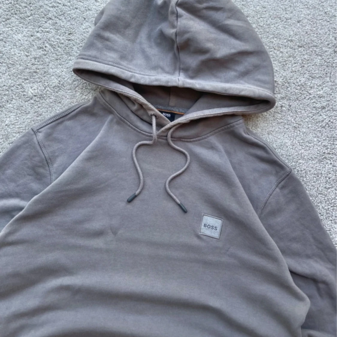 Grå hoodie från BOSS med huva - 1