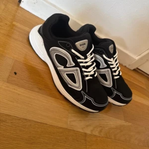 B30 svart vit//Skriv vid intresse  - Aldrig använda säljer pga att de är små!!