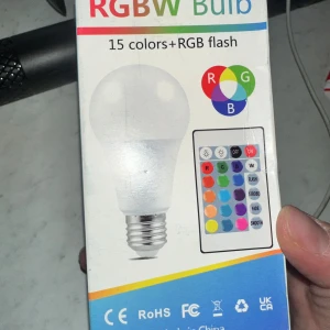 RGBW lampa Bulb med fjärrkontroll - Smart RGBW LED-lampa med 15 färger och RGB-flash. Levereras med 24-knapps fjärrkontroll för att justera ljusstyrka, färg och olika ljuslägen som flash, strobe, fade och smooth.RGBW Lampa med 15 färger + RGB flash.   Smart 24-key fjärrkontroll medföljer.   Modell: RGB-E27-WW-10W