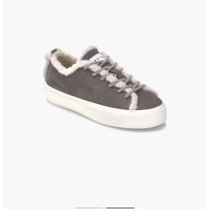 Inuikii sneakers - Säljer dessa helt slutsålda inuikii sneakers i färgen svart. De är i nyskick och kartong medföljer. Storlek 42 men de sitter mer som en 41 då de är små i storleken. Så sköna och inga defekter. Nypris 2200kr Mitt pris: 1500kr🥰🥰❤️😍