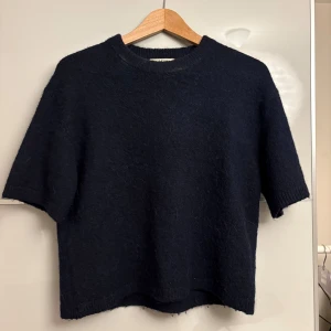 Mörkblå stickad  - Mörkblå stickad T-shirt från Gina i storlek xs 💕 använd en gång