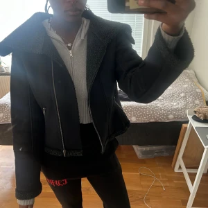 Svart teddyjacka  - svart teddyjacka 