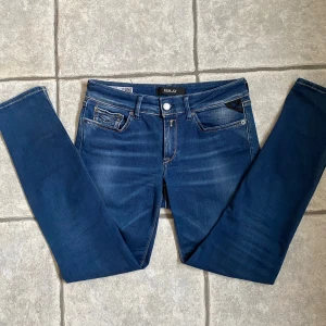 Mörkblå jeans från Replay - Snygga blå jeans från Replay med klassisk femficksdesign och smal passform. Jeansen har en mörk tvätt med lätt slitning och kontrastsömmar. Perfekt för dig som gillar extra stil. De är i storlek L30 och W28,de är i super bra skick. Kontakta mig vid minsta fundering 🤔💭  