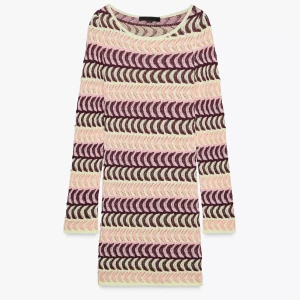 Stickad kortklänning - Säljer en superfin stickad kortklänning med lång ärm och coolt randigt mönster i mörklila, ljusgrön och rosa. Klänningen har en slim passform och är super skön. Materialet är mjukt och stretchigt och passar till alla tillfällen! Endast använd en gång men har en skavank på armen men som man inte tänker på och är lätt att fixa!