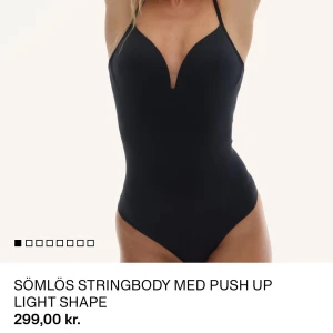 Trendig H&M body - Super snygg body från H&M som är helt helt slutsåld 🩷🩷 använd 1 gång så i jättebra skick! Storlek M men passar mig som offtast har S 