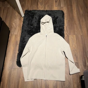 Bud skickas privat. Bud som gäller därför står det 1kr Beige hoodie med dragkedja från Samsøe oanvänd - Snygg beige hoodie från Samsøe Samsøe med hel dragkedja framtill och huva. Tröjan är i mjukt stickat material och har en clean, minimalistisk look med långa ärmar. Perfekt för lager-på-lager och chill vibes.
