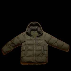 J Lindeberg jacka - Olivgrön J Lindeberg med huva och dragkedja framtill. Jackan har breda, quiltade sektioner och två sidofickor med dragkedja och en nät innerficka . Perfekt för kalla dagar när du vill hålla dig varm och bekväm. Inget kvitto då jag köpte här på plick. Den är rätt sliten men inget som syns när man har på sig den