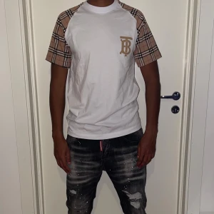 Burberry t shirt strl S vit - Helt ny. Fin replika med grym kvalitet. Modellen är 175cm väger 67kg. Normal i passformen. Pris : 999kr. Först till kvarn. Skickas direkt inom 24h