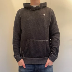 Abercrombie & Fitch hoodie - Modellen är 175 och väger 60 för referens. Skriv vid ytterligare frågor eller funderingar🤝