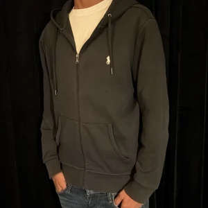Svart hoodie från Ralph Lauren - Raffe kofta🙌| ny pris 2000kr❌/ vårt pris 849kr✅| Ganska bra skick‼️| hör av er vid frågor eller flera bilder🙌