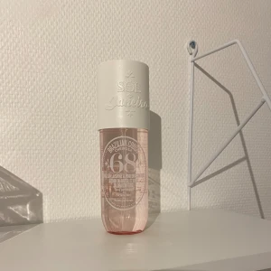 Sol de Janeiro Cheirosa 68 Mist - Helt oanvänd body mist från Sol de Janeiro, säljer då jag har en hel flaska sedan innan. Mycket fräsch och god doft 240 ml😊